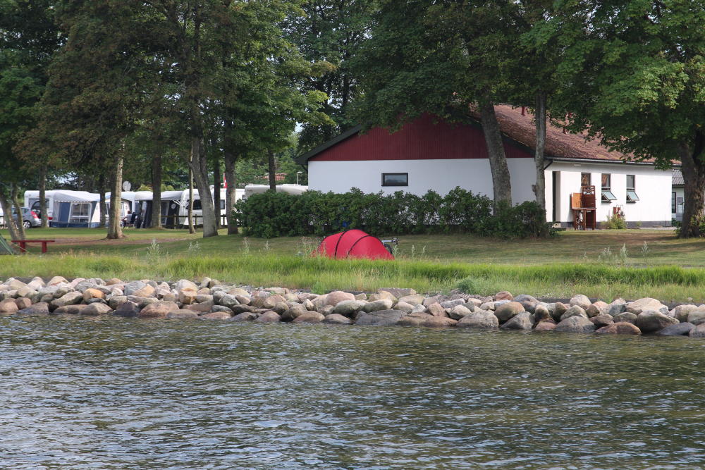 Unser nächster Übernachtungsplatz in Mou. Auf die Frage, ob man im dortigen Fjord schwimmen könne, lachte die Zeltplatzchefin und antwortete, dass wir bescheid sagen sollten, wenn wir es probieren würden. Sie wolle das sehen. Das Wasser ist am Rande des Fjords tatsächlich sehr flach und es würde eine Weile dauern, bis man den Boden unter den Füßen verlieren könnte.