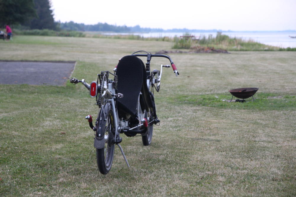 Unschuldig steht es da, hat uns aber bislang komplett ohne technische Probleme umhergetragen, nicht mal die Leichtlaufreifen haben einen Platten gehabt. Dabei fahren wir täglich ca. 120km, unser gesamtes Gepäck und wir selbst hängen auf ihm drauf und ergeben dabei wahrscheinlich ein Gesamtgewicht von knapp 200kg (mit Rad).
