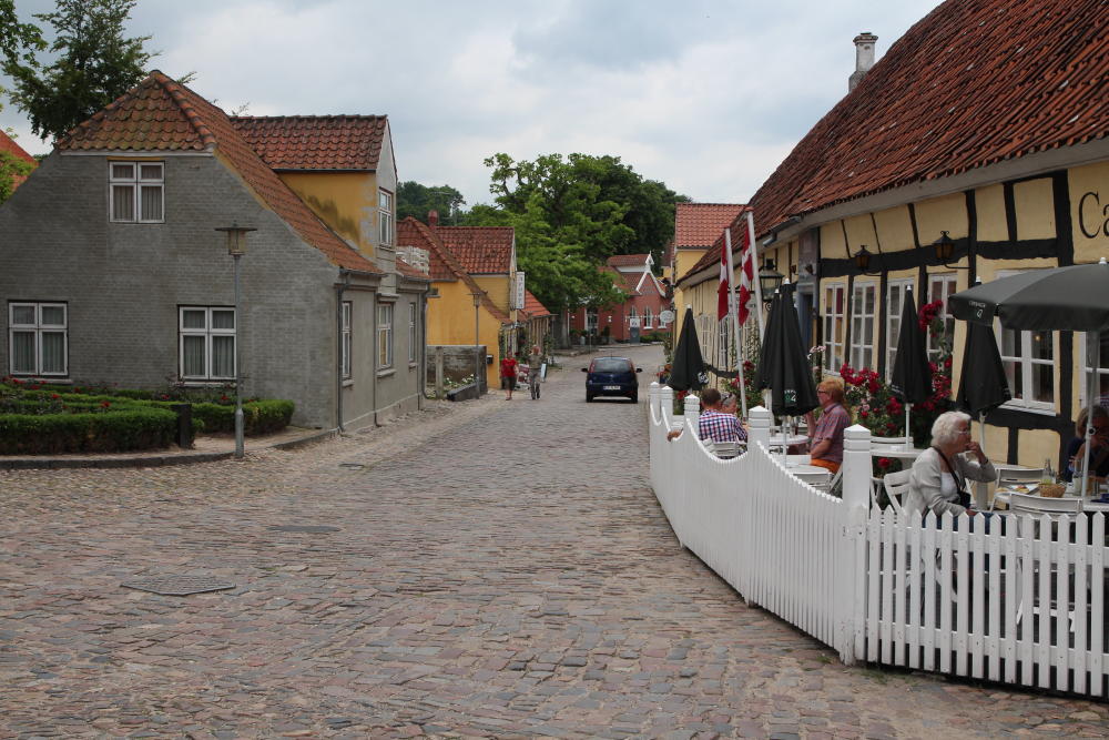 Mariager wartet mit einer sehenswerten Altstadt mit allerhand Pflaster auf. Wir erkunden die Stadt zu Fuß, da selbst der Reiseführer vor dem Pflaster warnte.