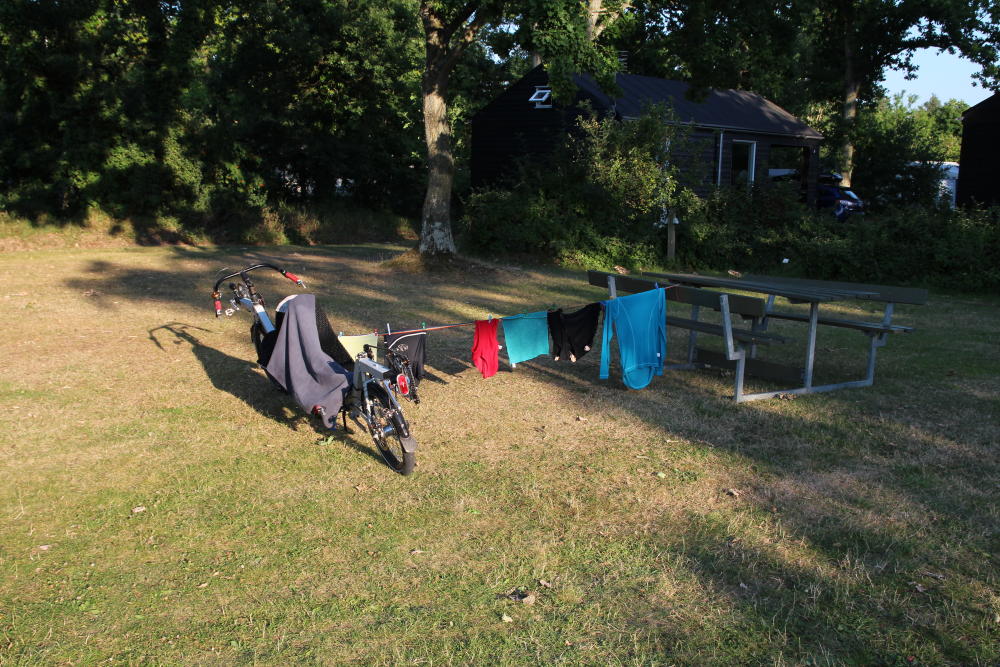 Das Tandem darf auf unserem heutigen Campingplatz in Fjellerup Strand am Abend die Wäscheleine halten.
