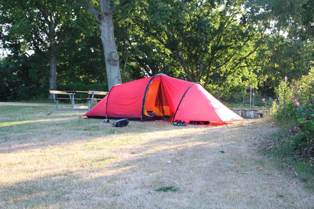 Das Zelt leuchtet in der Abendsonne.
