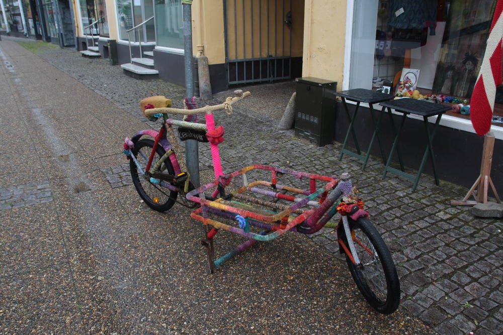 Pause in Grenaa: Der Reiseführer empfahl die Stadt, so richtig umgeworfen hat sie uns leider nicht, was aber auch am eher feuchten Wetter gelegen haben könnte. Dafür gab es ein paar Highlights, wie diesen Long John im Strickpulli :-)
