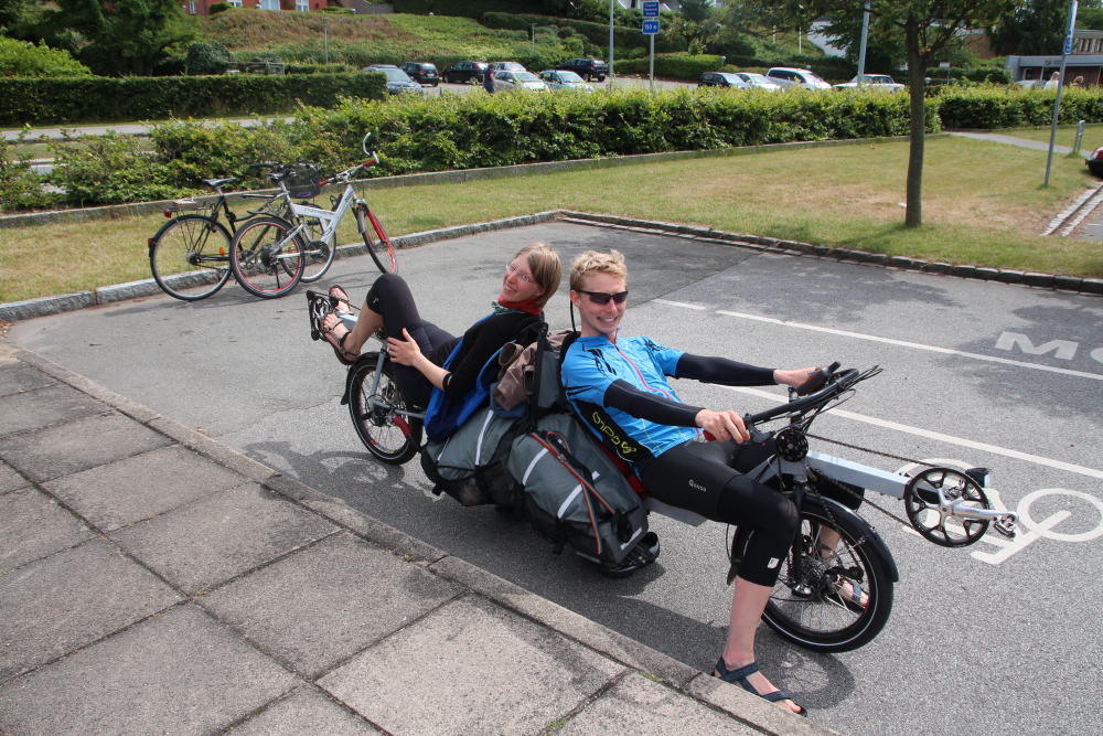 Zum Sightseeing halten wir in Ebeltoft. Als wir an der Touristinformation parken, werden wir direkt von deren Mitarbeitern und schließlich auch von anderen Touristen überfallen. Dabei entsteht aber auch ein Foto von uns zwei auf unserem Tandem, was sonst eher schwierig zu bewerkstelligen ist.
