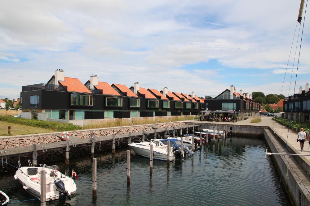 Neue Häuser am Hafen in Ebeltoft.
