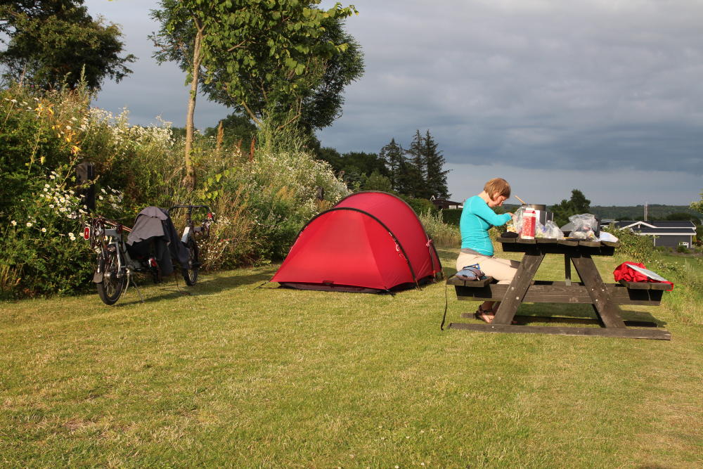 Camping bei Følle Strand. Es gibt wieder etwas Abendsonne und damit ein ganz nettes Licht.
