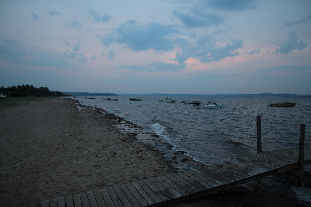 Trotz des langen Aufenthaltes in Århus sind am Ende des Tages noch 134km zusammengekommen. Mit dabei waren auch einige heftige Abfahrten in Vejle, die die Bremsen doch ein wenig forderten. Nun sind wir auf einem Campingplatz in Mørkholt Strand, wo wir ausnahmsweise nicht so viel Abendsonne haben, weil es tatsächlich schon spät ist.
