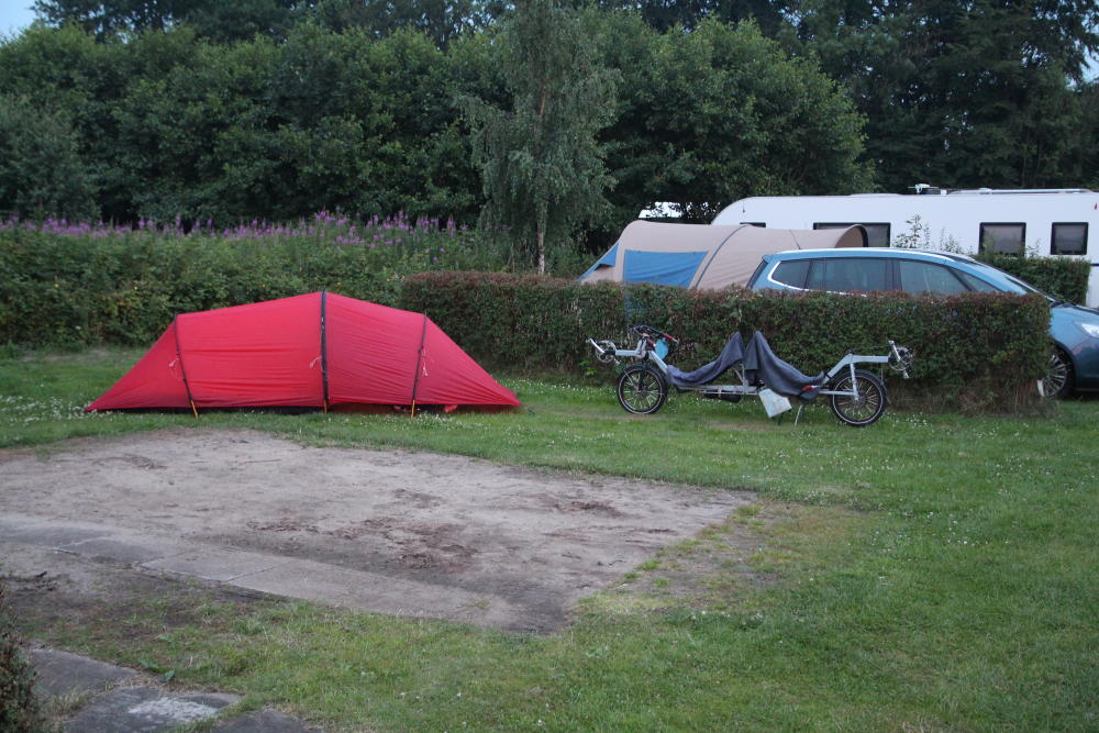 Der nicht all zu schöne Zeltplatz, dafür war die Küche sehr schön gestaltet, modern und sauber.
