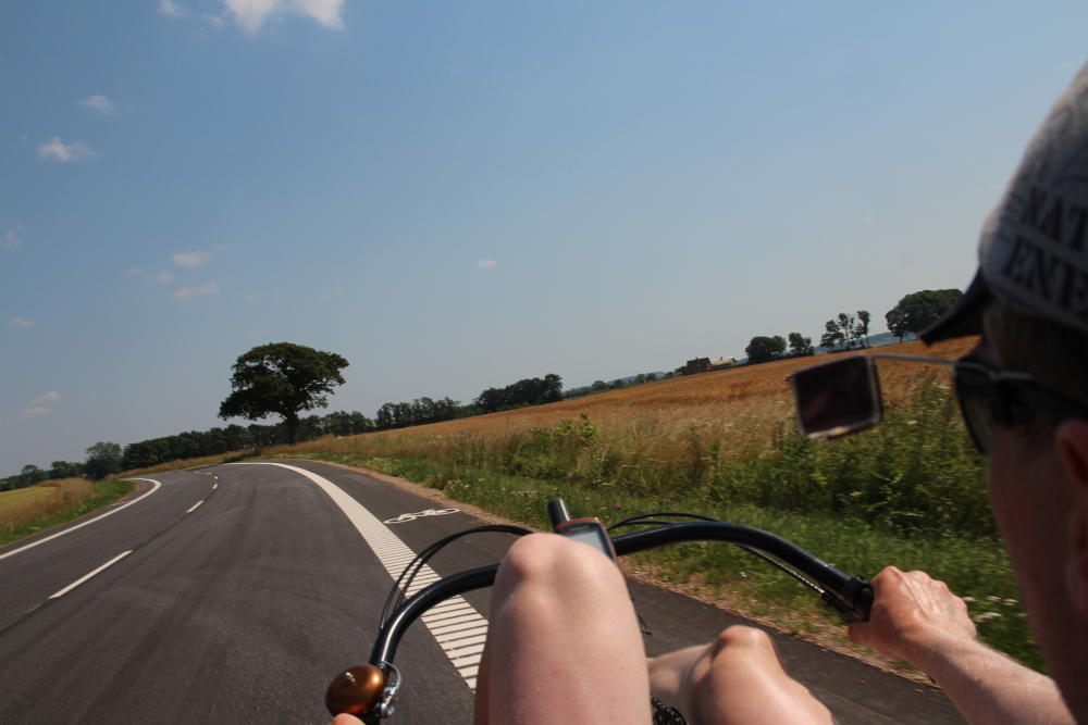 Schicker neuer Asphalt mit einem für dänische Verhältnisse recht breiten Radstreifen, für ein sicheres Fahren muss man aber halt doch links davon bleiben.
