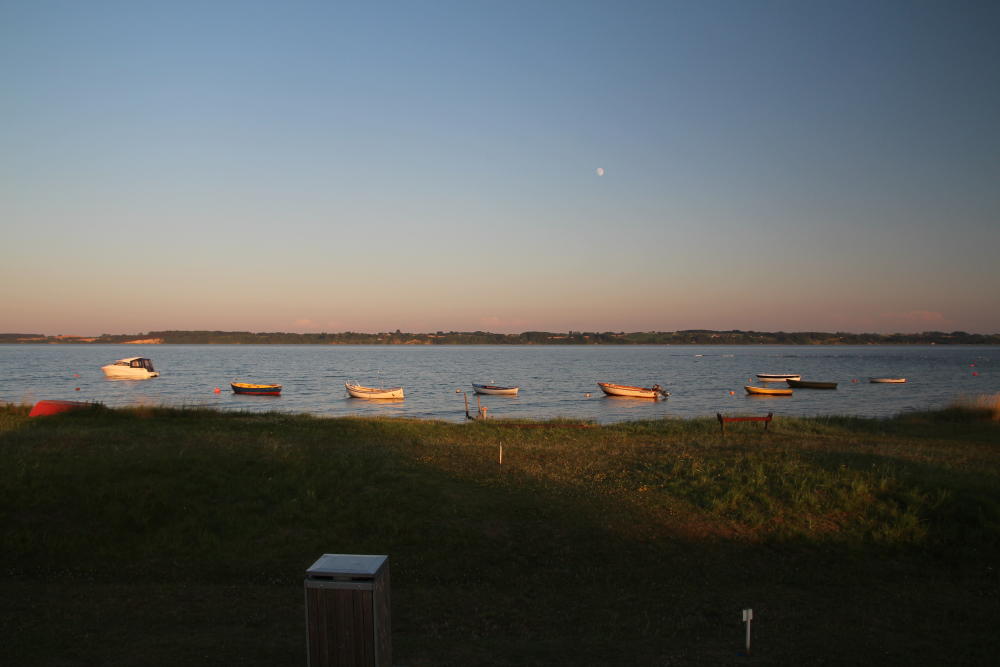 Blick auf die Bucht im Abendlicht.
