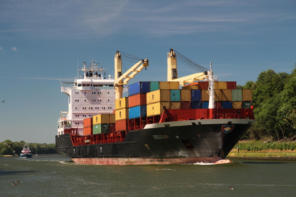 Dieser Kahn vermittelt farbenfroh ein Gefühl von weiter See.
