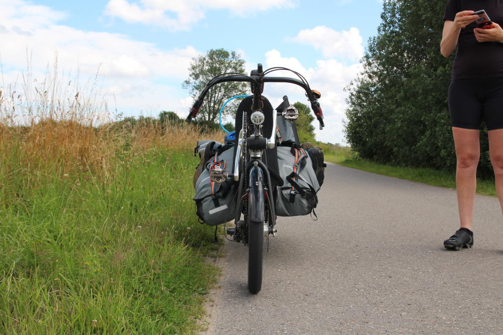 Stop auf einer kleinen Landstraße.
