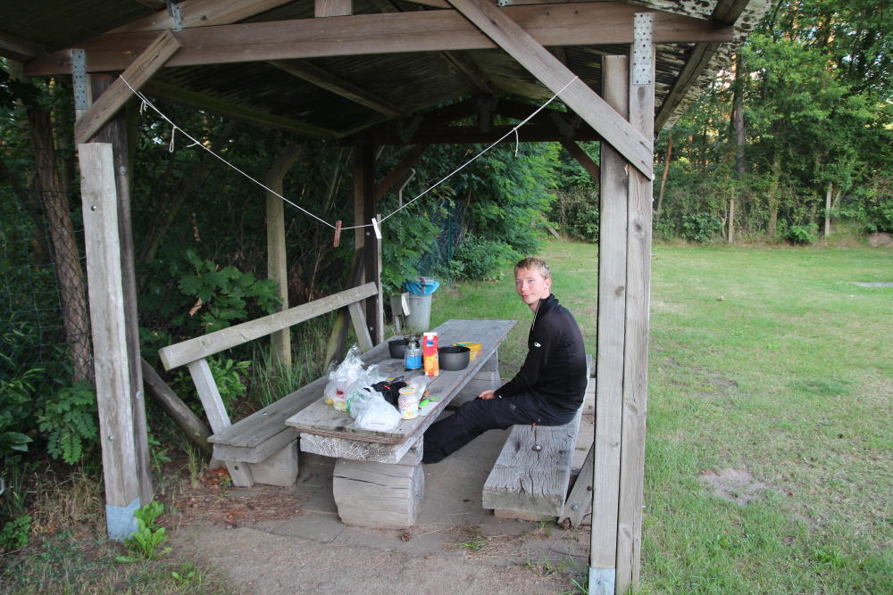 Eine Seltenheit: (überdachte) Sitzgelegenheit für Zeltgäste auf einem Dauercamperplatz, in Büchen am Waldschwimmbad.